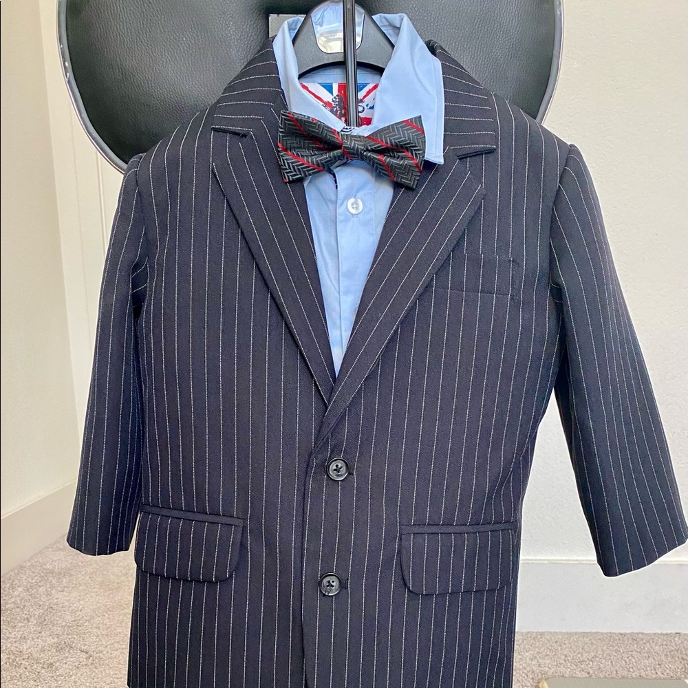 Pre loved like New 4T English Laundry suit